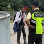 WNA Pamer alat kelamin di kawasan Blok M, Jakarta Selatan. Gubernur DKI Jakarta Pramono Anung menegaskan pelaku harus dihukum seberat-beratnya jika terbukti bersalah. Foto: Tangkap layar IG @jakartaselatan24jam