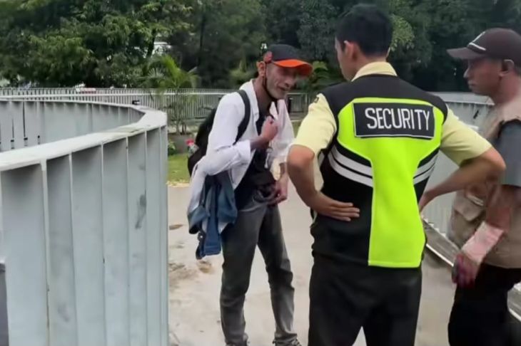 WNA Pamer alat kelamin di kawasan Blok M, Jakarta Selatan. Gubernur DKI Jakarta Pramono Anung menegaskan pelaku harus dihukum seberat-beratnya jika terbukti bersalah. Foto: Tangkap layar IG @jakartaselatan24jam