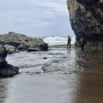 Pihak Basarnas Banten bersama para pihak lainnya, sedang melakukan pencarian terhadap korban yang terseret ombak di Pantai Goa Langir Sawarna, Kecamatan Bayah, Kabupaten Lebak, Banten, Minggu (18/1).