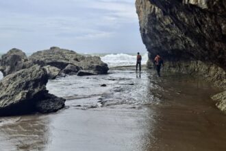 Pihak Basarnas Banten bersama para pihak lainnya, sedang melakukan pencarian terhadap korban yang terseret ombak di Pantai Goa Langir Sawarna, Kecamatan Bayah, Kabupaten Lebak, Banten, Minggu (18/1).