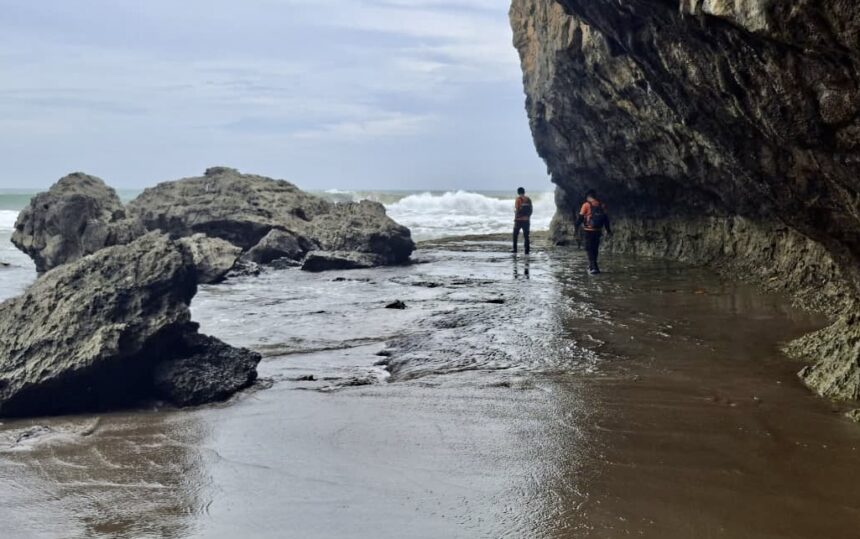 Pihak Basarnas Banten bersama para pihak lainnya, sedang melakukan pencarian terhadap korban yang terseret ombak di Pantai Goa Langir Sawarna, Kecamatan Bayah, Kabupaten Lebak, Banten, Minggu (18/1).