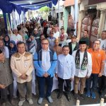 Direktur Operasional PAM Jaya, Syahrul Hasan bersama masyarakat.