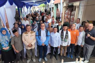 Direktur Operasional PAM Jaya, Syahrul Hasan bersama masyarakat.