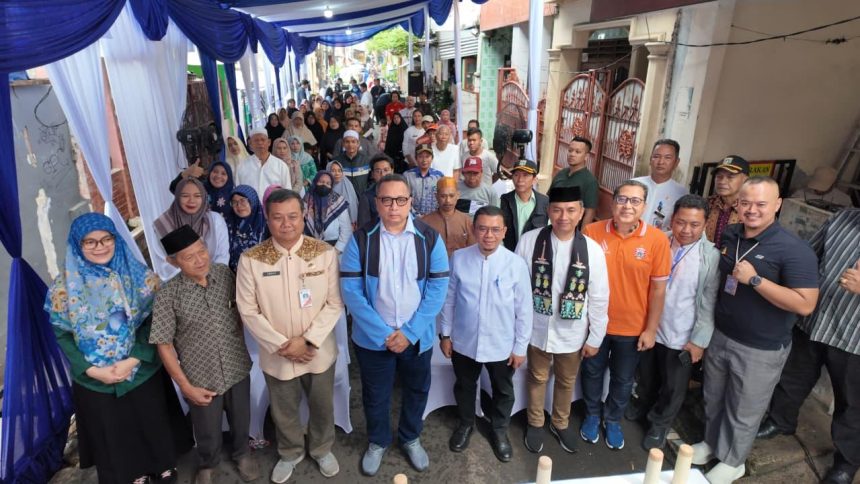 Direktur Operasional PAM Jaya, Syahrul Hasan bersama masyarakat.