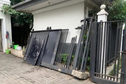 Rumah Jusuf Kalla, di Kebayoran Baru ditabrak mobil. Foto: Ist