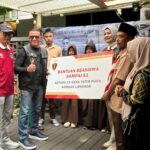Ketua Umum Garda Mawar, Fauka Noor Farid bersama Ketua Pelaksana Garda Mawar Goes to Bandung, Fajrika, dan Kepala SMP Al Ma’arif Nur Hidayah, Dede Lili Sudarsono dalam kegiatan penyerahan beasiswa pendidikan hingga jenjang sarjana untuk 11 anak yatim korban longsor di Desa Pasir Langu, Kecamatan Cisarua, Kabupaten Bandung Barat di Travellers Inn, Jalan Aria Jipang, Bandung, Minggu (15/2/2026). Foto: Ist