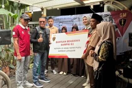 Ketua Umum Garda Mawar, Fauka Noor Farid bersama Ketua Pelaksana Garda Mawar Goes to Bandung, Fajrika, dan Kepala SMP Al Ma’arif Nur Hidayah, Dede Lili Sudarsono dalam kegiatan penyerahan beasiswa pendidikan hingga jenjang sarjana untuk 11 anak yatim korban longsor di Desa Pasir Langu, Kecamatan Cisarua, Kabupaten Bandung Barat di Travellers Inn, Jalan Aria Jipang, Bandung, Minggu (15/2/2026). Foto: Ist