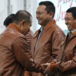 Kepala BNPB Letjen TNI Suharyanto (kanan) saat menerima anugerah warga kehormatan Basarnas dengan disematkan pin brevet oleh Kepala Basarnas Marsekal Madya TNI, Mohammad Syafii (kiri) di Ruang Serbaguna Dono Indarto Lantai 15, Kantor Pusat Basarnas, Kemayoran, Jakarta Pusat, Kamis (12/2/2026). Foto: Is