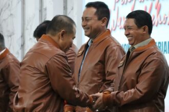 Kepala BNPB Letjen TNI Suharyanto (kanan) saat menerima anugerah warga kehormatan Basarnas dengan disematkan pin brevet oleh Kepala Basarnas Marsekal Madya TNI, Mohammad Syafii (kiri) di Ruang Serbaguna Dono Indarto Lantai 15, Kantor Pusat Basarnas, Kemayoran, Jakarta Pusat, Kamis (12/2/2026). Foto: Is