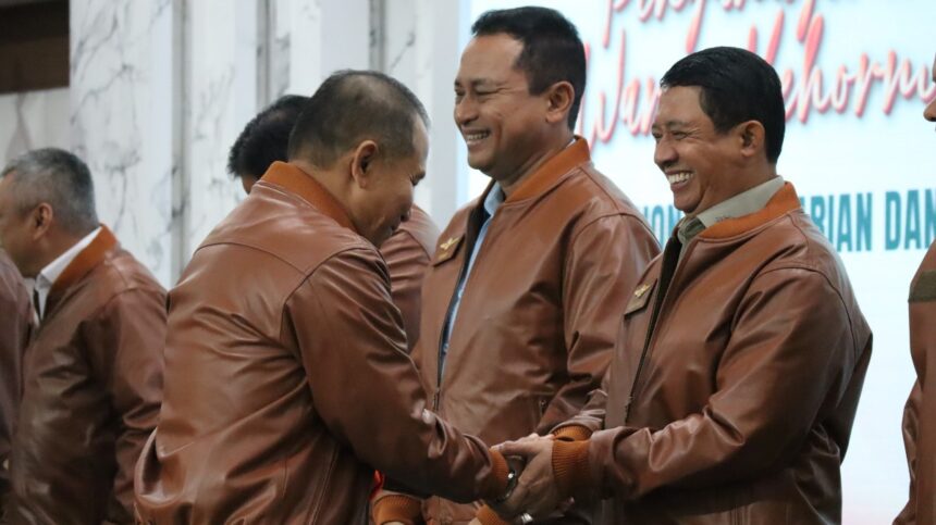 Kepala BNPB Letjen TNI Suharyanto (kanan) saat menerima anugerah warga kehormatan Basarnas dengan disematkan pin brevet oleh Kepala Basarnas Marsekal Madya TNI, Mohammad Syafii (kiri) di Ruang Serbaguna Dono Indarto Lantai 15, Kantor Pusat Basarnas, Kemayoran, Jakarta Pusat, Kamis (12/2/2026). Foto: Is