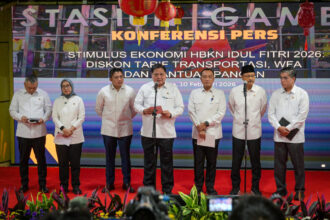 Menteri Koordinator Bidang Perekonomian Airlangga Hartarto menyampaikan keterangan pers terkait Paket Stimulus Ekonomi 1-2026 menjelang bulan Ramadan dan libur Idulfitri 2026 di Stasiun Gambir, Jakarta, Selasa (10/2/2026). Foto: BMPI Setpres
