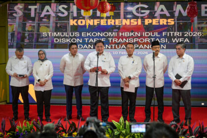 Menteri Koordinator Bidang Perekonomian Airlangga Hartarto menyampaikan keterangan pers terkait Paket Stimulus Ekonomi 1-2026 menjelang bulan Ramadan dan libur Idulfitri 2026 di Stasiun Gambir, Jakarta, Selasa (10/2/2026). Foto: BMPI Setpres