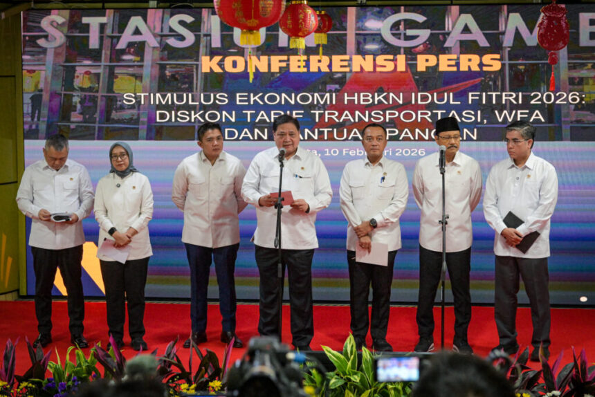 Menteri Koordinator Bidang Perekonomian Airlangga Hartarto menyampaikan keterangan pers terkait Paket Stimulus Ekonomi 1-2026 menjelang bulan Ramadan dan libur Idulfitri 2026 di Stasiun Gambir, Jakarta, Selasa (10/2/2026). Foto: BMPI Setpres