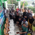 Dosen Politani paparkan dutch bucket kepada warga. Foto: kemendiktisaintek