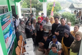 Dosen Politani paparkan dutch bucket kepada warga. Foto: kemendiktisaintek