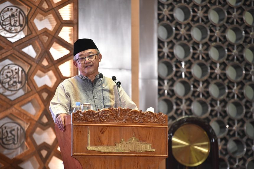 Menteri Abdul Mu'ti saat memberi tausyiah ramadan di Masjid Istiqlal Jakarta. Foto: Dok Humas