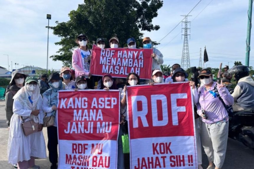Aksi demo masyarakat Jakarta Utara yang terganggu dengan bau busuk RDF Plant.(Foto istimewa)