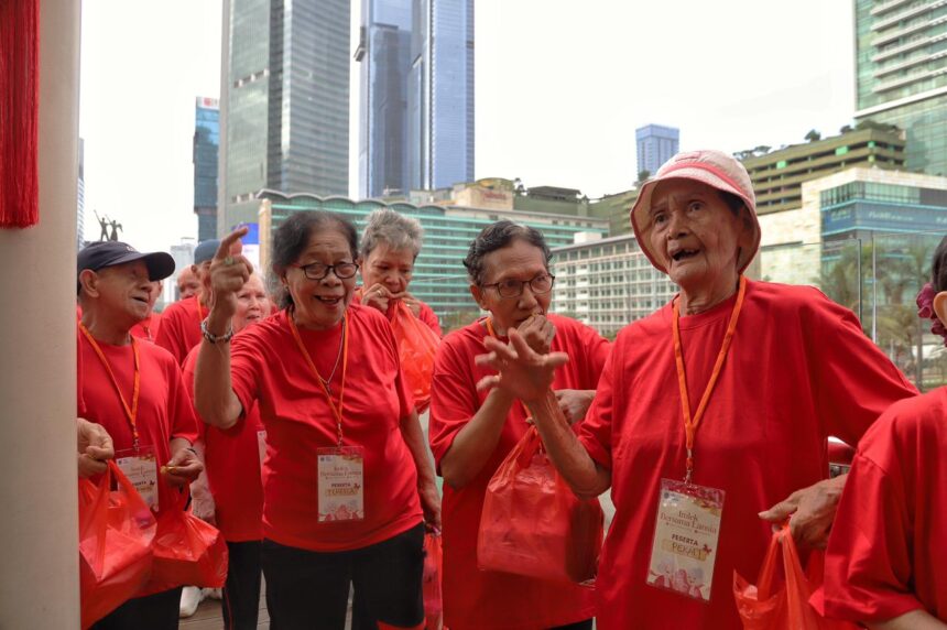 Puluhan lansia ikuti jalan sehat di kawasan Bundaran HI, Jakarta Pusat. Foto: Ist