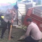 Aksi bersih-bersih jajaran Polres Metro Jakarta Selatan dan Mapolsek, dipimpin oleh Kapolres Metro Jakarta Selatan, Kombes I Putu Yuni Setiawan dan Waka Polres serta jajaran membersihkan lingkungan Masjid Jami An-Nur di kawasan Cipete Utara, Kebayoran Baru, dan membagikan takjil kepada masyarakat, Senin (23/2/2026) sore. Foto: Ist