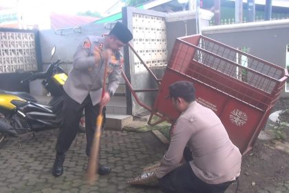 Aksi bersih-bersih jajaran Polres Metro Jakarta Selatan dan Mapolsek, dipimpin oleh Kapolres Metro Jakarta Selatan, Kombes I Putu Yuni Setiawan dan Waka Polres serta jajaran membersihkan lingkungan Masjid Jami An-Nur di kawasan Cipete Utara, Kebayoran Baru, dan membagikan takjil kepada masyarakat, Senin (23/2/2026) sore. Foto: Ist