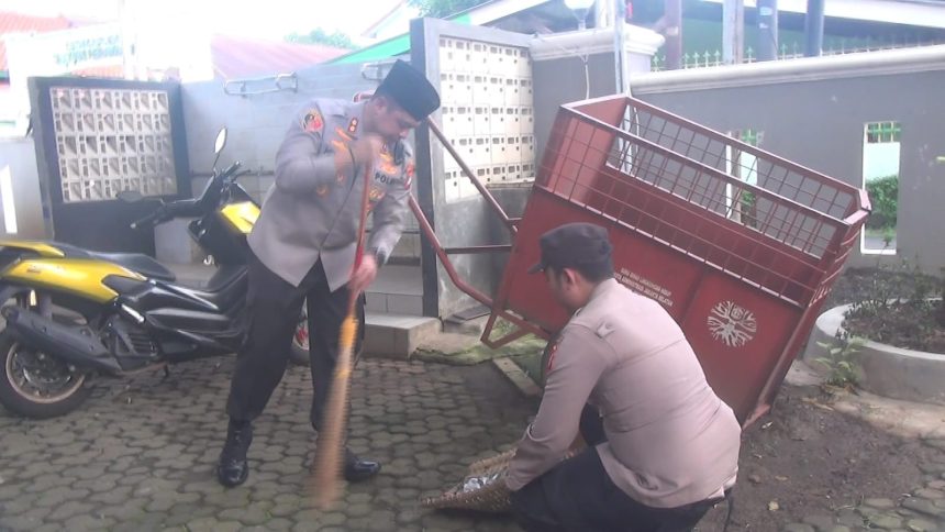 Aksi bersih-bersih jajaran Polres Metro Jakarta Selatan dan Mapolsek, dipimpin oleh Kapolres Metro Jakarta Selatan, Kombes I Putu Yuni Setiawan dan Waka Polres serta jajaran membersihkan lingkungan Masjid Jami An-Nur di kawasan Cipete Utara, Kebayoran Baru, dan membagikan takjil kepada masyarakat, Senin (23/2/2026) sore. Foto: Ist