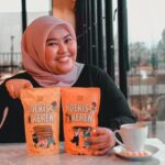 Dengan ketekunan dan keberanian berinovasi, Natali merintis Rolly Bakery & Cookies, sebuah usaha roti dan kue kering rumahan yang kini berkembang pesat dan menjangkau pasar nasional hingga internasional, berkat pendampingan Rumah BUMN BRI. Foto: Dok BRI