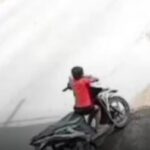 Seorang bocah di Pasuruan meninggal dunia setelah tertabrak mobil saat duduk di atas sepeda motor yang diparkir di tepi Jalan Raya Bromo, Desa Pohgading, Kecamatan Pasrepan, Minggu (15/2/2026). Foto: Tangkapan layar Instagram @medsoszone