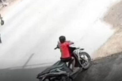 Seorang bocah di Pasuruan meninggal dunia setelah tertabrak mobil saat duduk di atas sepeda motor yang diparkir di tepi Jalan Raya Bromo, Desa Pohgading, Kecamatan Pasrepan, Minggu (15/2/2026). Foto: Tangkapan layar Instagram @medsoszone