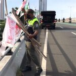 Penertiban atribut parpol. Ftoto: Ist