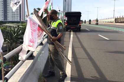 Penertiban atribut parpol. Ftoto: Ist