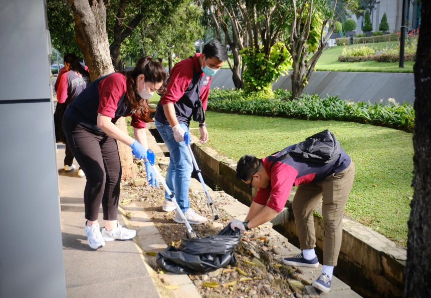 Artha Graha Peduli (AGP) bersama seluruh unit usaha di lingkungan Artha Graha Group dan Artha Graha Network melaksanakan aksi bersih-bersih serentak di berbagai wilayah operasional memperingati Hari Bersih Nasional (HBN) dan Hari Peduli Sampah Nasional (HPSN) 2026. Foto: Ist