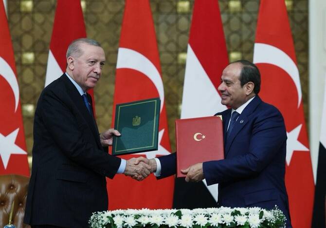 President Turki, Recep Tayyip Erdogan (ki) berjabat tangan dengan Presiden Mesir Abdel Fattah El-Sisi. Foto: X @trpresidency