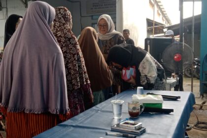 Anggota DPRD DKI Fraksi Demokrat, Neneng Hasanah saat acara santunan.(Foto dok ipol.id)