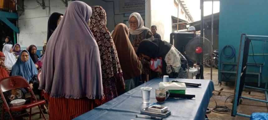 Anggota DPRD DKI Fraksi Demokrat, Neneng Hasanah saat acara santunan.(Foto dok ipol.id)