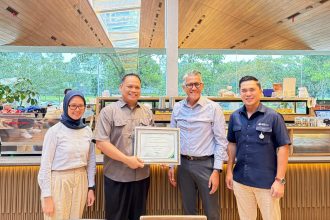 KEMITRAAN: Kakacab BPJS Ketenagakerjaan Jakarta Plaza BPJamsostek Ramdani (kedua dari kiri) dalam salah satu kegiatan CRM. Foto: BPJS Ketenagakerjaan