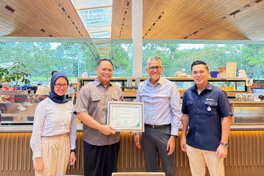 KEMITRAAN: Kakacab BPJS Ketenagakerjaan Jakarta Plaza BPJamsostek Ramdani (kedua dari kiri) dalam salah satu kegiatan CRM. Foto: BPJS Ketenagakerjaan