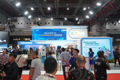 Tampilan booth PLN pada IIMS 2026 yang menyajikan beragam layanan khusus bagi ekosistem kendaraan listrik. Foto: Dok PLN