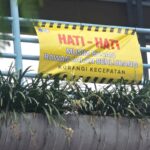 Spanduk imbauan agar pengguna jalan berhati-hati. Foto: Ist