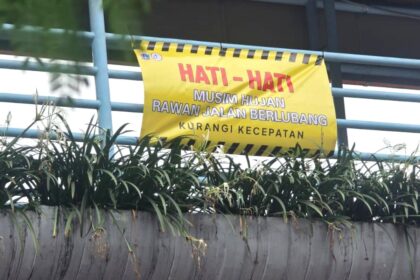 Spanduk imbauan agar pengguna jalan berhati-hati. Foto: Ist