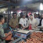 Wamendag Dyah Roro Esti meninjau harga bapok di Pasar Cisalak Depok. Foto: Dok.Ist