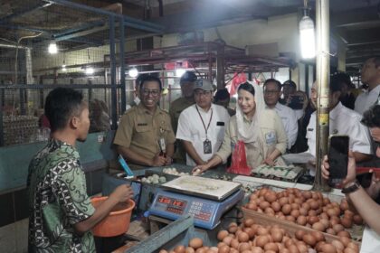 Wamendag Dyah Roro Esti meninjau harga bapok di Pasar Cisalak Depok. Foto: Dok.Ist
