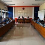 Rapat koordinasi bersama dihadiri Plt Deputi Bidang Pencegahan BNPB, Pangarso Suryotomo, Anggota Komisi VIII DPR RI, Nanang Samodra dan Sekretaris Daerah Kabupaten Pacitan, Maulana Heru Wiwoho Supadi Putro, bersama jajaran Forkopimda dan Forum PRB Pacitan di Ruang Rapat Kantor BPBD Kabupaten Pacitan, Minggu (8/2/2026). Foto: Ist