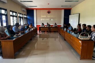 Rapat koordinasi bersama dihadiri Plt Deputi Bidang Pencegahan BNPB, Pangarso Suryotomo, Anggota Komisi VIII DPR RI, Nanang Samodra dan Sekretaris Daerah Kabupaten Pacitan, Maulana Heru Wiwoho Supadi Putro, bersama jajaran Forkopimda dan Forum PRB Pacitan di Ruang Rapat Kantor BPBD Kabupaten Pacitan, Minggu (8/2/2026). Foto: Ist
