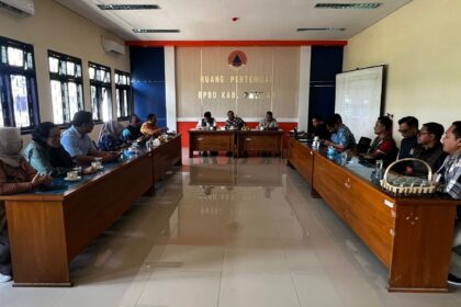 Rapat koordinasi bersama dihadiri Plt Deputi Bidang Pencegahan BNPB, Pangarso Suryotomo, Anggota Komisi VIII DPR RI, Nanang Samodra dan Sekretaris Daerah Kabupaten Pacitan, Maulana Heru Wiwoho Supadi Putro, bersama jajaran Forkopimda dan Forum PRB Pacitan di Ruang Rapat Kantor BPBD Kabupaten Pacitan, Minggu (8/2/2026). Foto: Ist