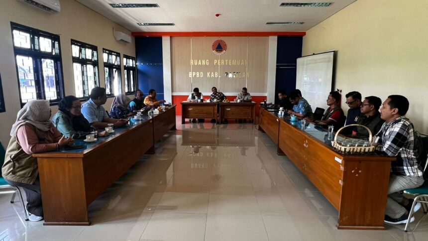 Rapat koordinasi bersama dihadiri Plt Deputi Bidang Pencegahan BNPB, Pangarso Suryotomo, Anggota Komisi VIII DPR RI, Nanang Samodra dan Sekretaris Daerah Kabupaten Pacitan, Maulana Heru Wiwoho Supadi Putro, bersama jajaran Forkopimda dan Forum PRB Pacitan di Ruang Rapat Kantor BPBD Kabupaten Pacitan, Minggu (8/2/2026). Foto: Ist
