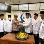 Wali Kota Jakarta Selatan, M Anwar, didampingi Wakil Wali Kota, Ali Murtadho, Sekretaris Kota Muklisin, Asisten Perekonomian dan Pembangunan, Sayid Ali, Asisten Kesejahteraan Rakyat, Tomy Fudihartono, dan Ketua Dewan Kota Jakarta Selatan, Farid Rahman bersama Ketua WJS, Robin Tarigan di ruang WJS, Jumat (13/2/2026). Foto: Ist