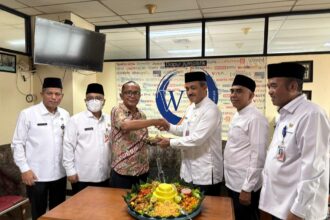 Wali Kota Jakarta Selatan, M Anwar, didampingi Wakil Wali Kota, Ali Murtadho, Sekretaris Kota Muklisin, Asisten Perekonomian dan Pembangunan, Sayid Ali, Asisten Kesejahteraan Rakyat, Tomy Fudihartono, dan Ketua Dewan Kota Jakarta Selatan, Farid Rahman bersama Ketua WJS, Robin Tarigan di ruang WJS, Jumat (13/2/2026). Foto: Ist