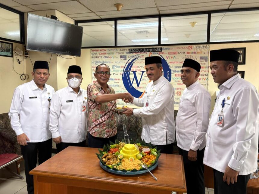 Wali Kota Jakarta Selatan, M Anwar, didampingi Wakil Wali Kota, Ali Murtadho, Sekretaris Kota Muklisin, Asisten Perekonomian dan Pembangunan, Sayid Ali, Asisten Kesejahteraan Rakyat, Tomy Fudihartono, dan Ketua Dewan Kota Jakarta Selatan, Farid Rahman bersama Ketua WJS, Robin Tarigan di ruang WJS, Jumat (13/2/2026). Foto: Ist