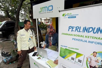 BPJS Ketenagakerjaan Jakarta Pluit membuka layanan open booth di Pasar Muara Angke, Jakarta Utara. Foto: Ist