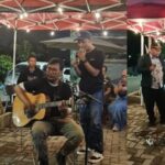 Musisi jalanan Sanggar Raka Sebaya saat tampil memeriahkan pelataran Blok E Teras LA (Lenteng Agung), Jagakarsa, Jakarta Selatan, Jumat (6/2/2026) malam. Foto: Ist